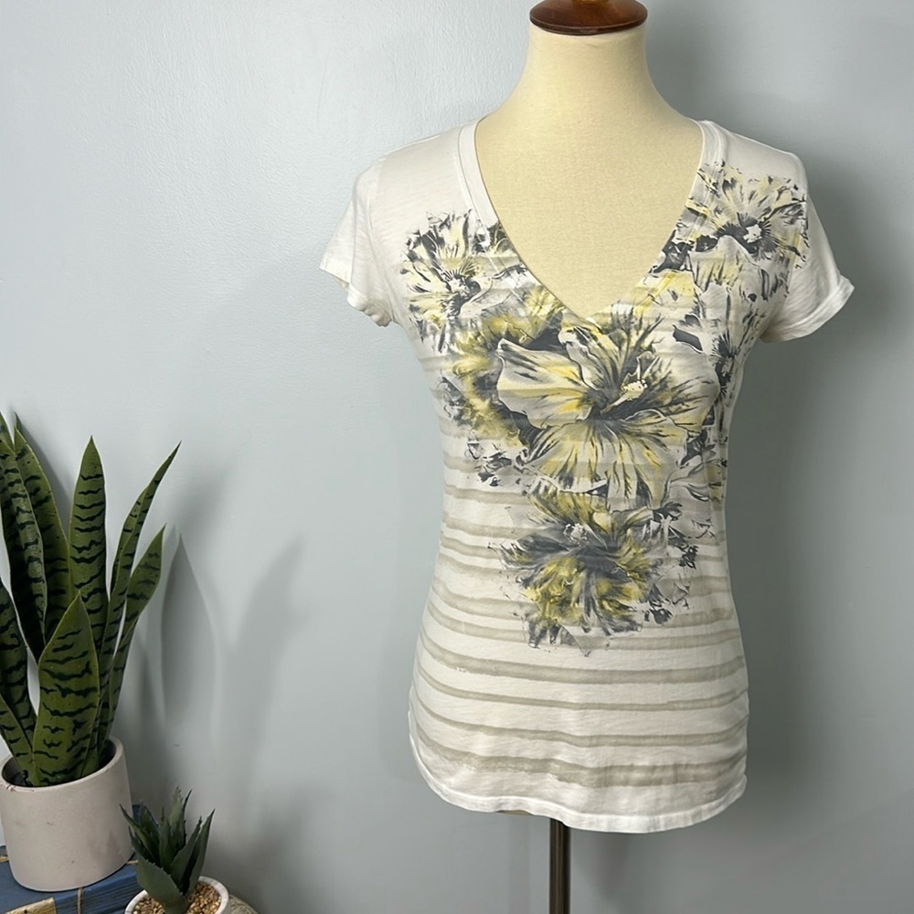 ❄️ New York & Company floral v neck top side small